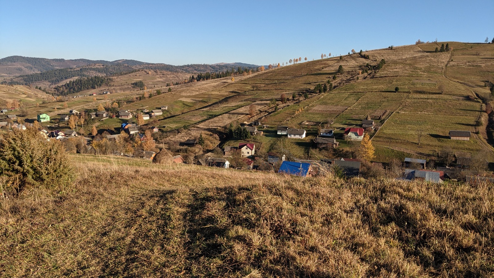 Осіння панорама Лавочного з теплими схилами і хатами