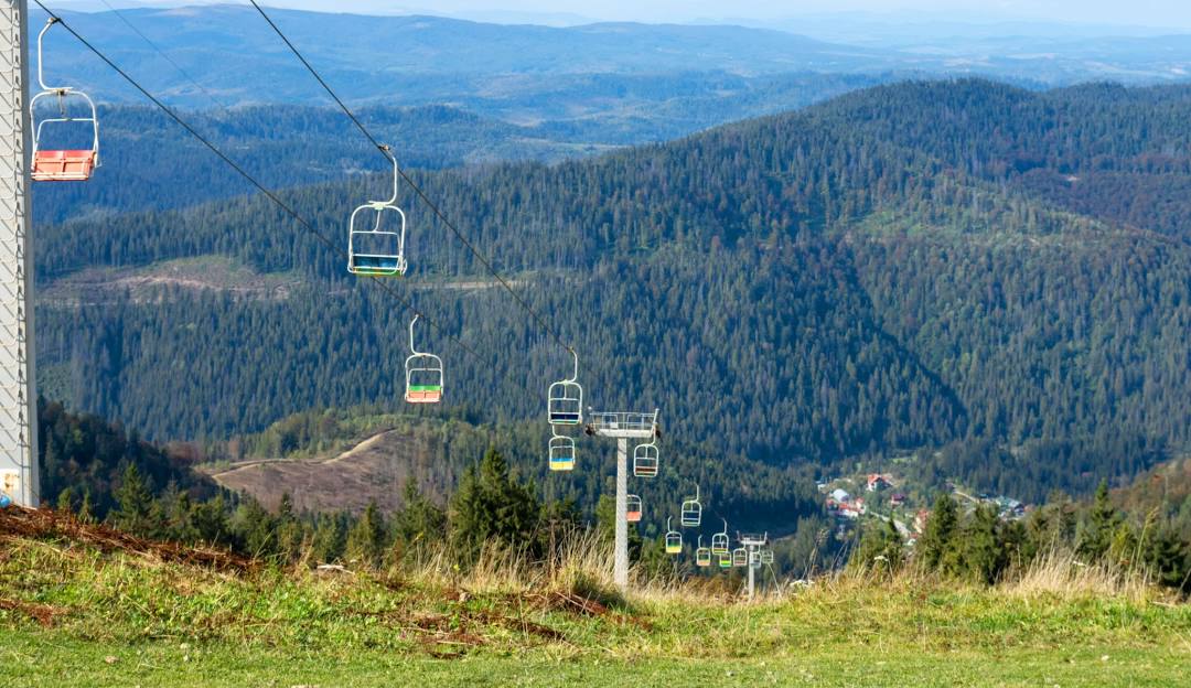 Краєвид Славського з гірськими схилами і курортною забудовою
